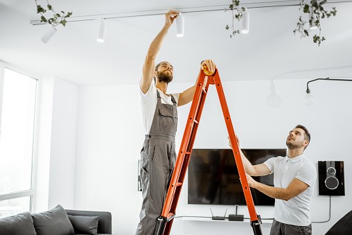 Christmas light installer